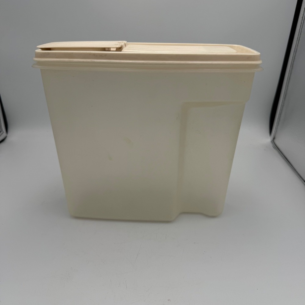 Rubbermaid Servin Saver 13 Cup Cereal Keeper Storage Container Flip Top Almond